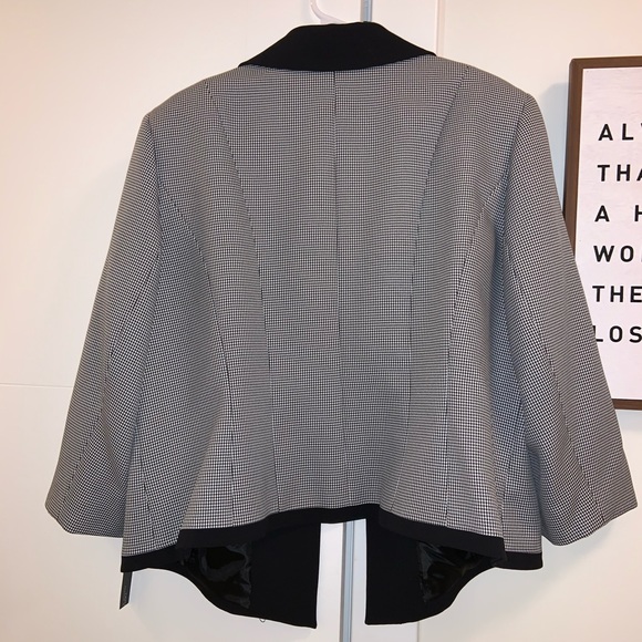 SOLD Tahari Black and White blazer size 18W - Picture 6 of 8
